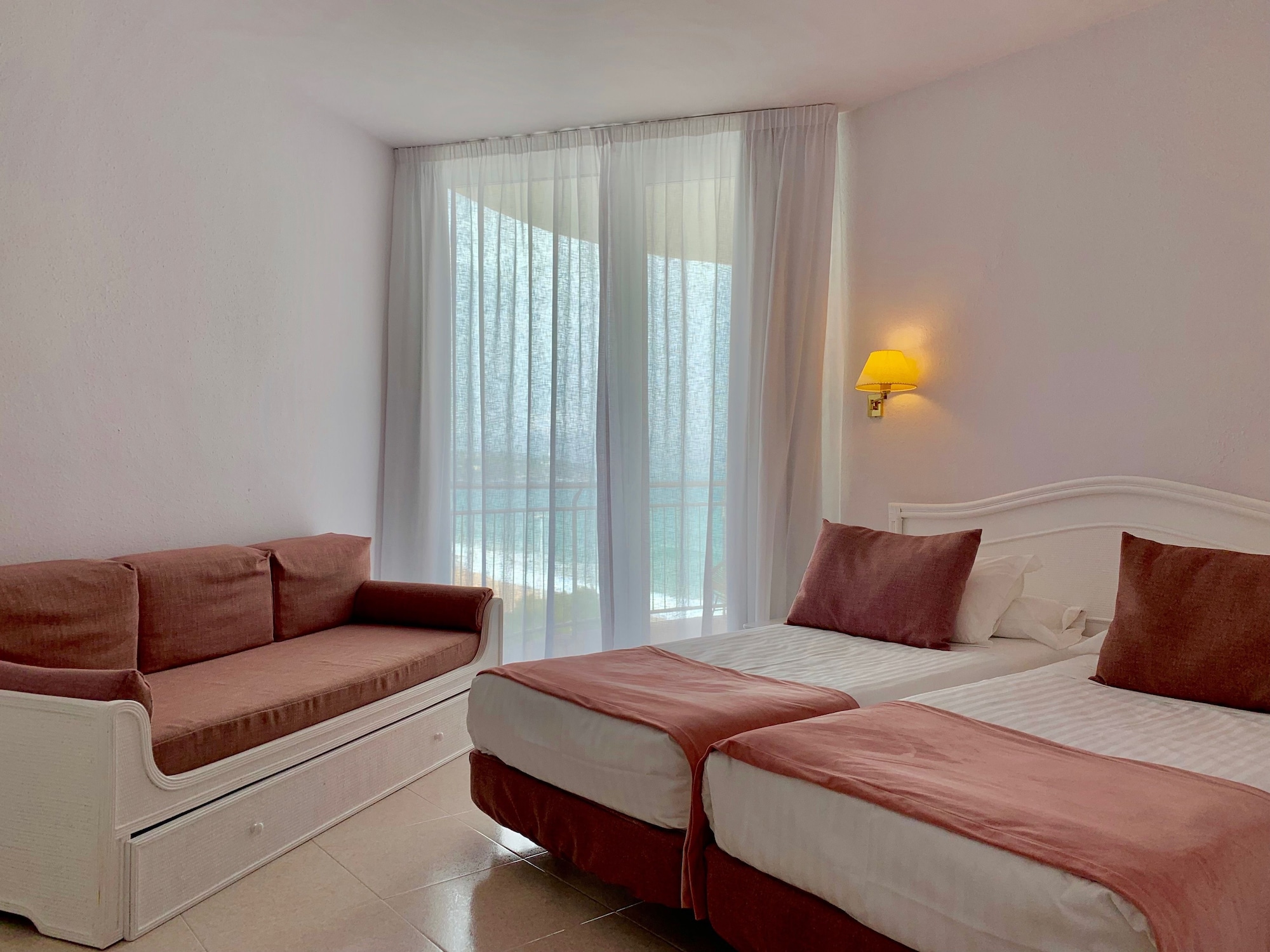 CLASSIC, DOUBLE BED, PARTIAL SEA VIEW, BALCONY