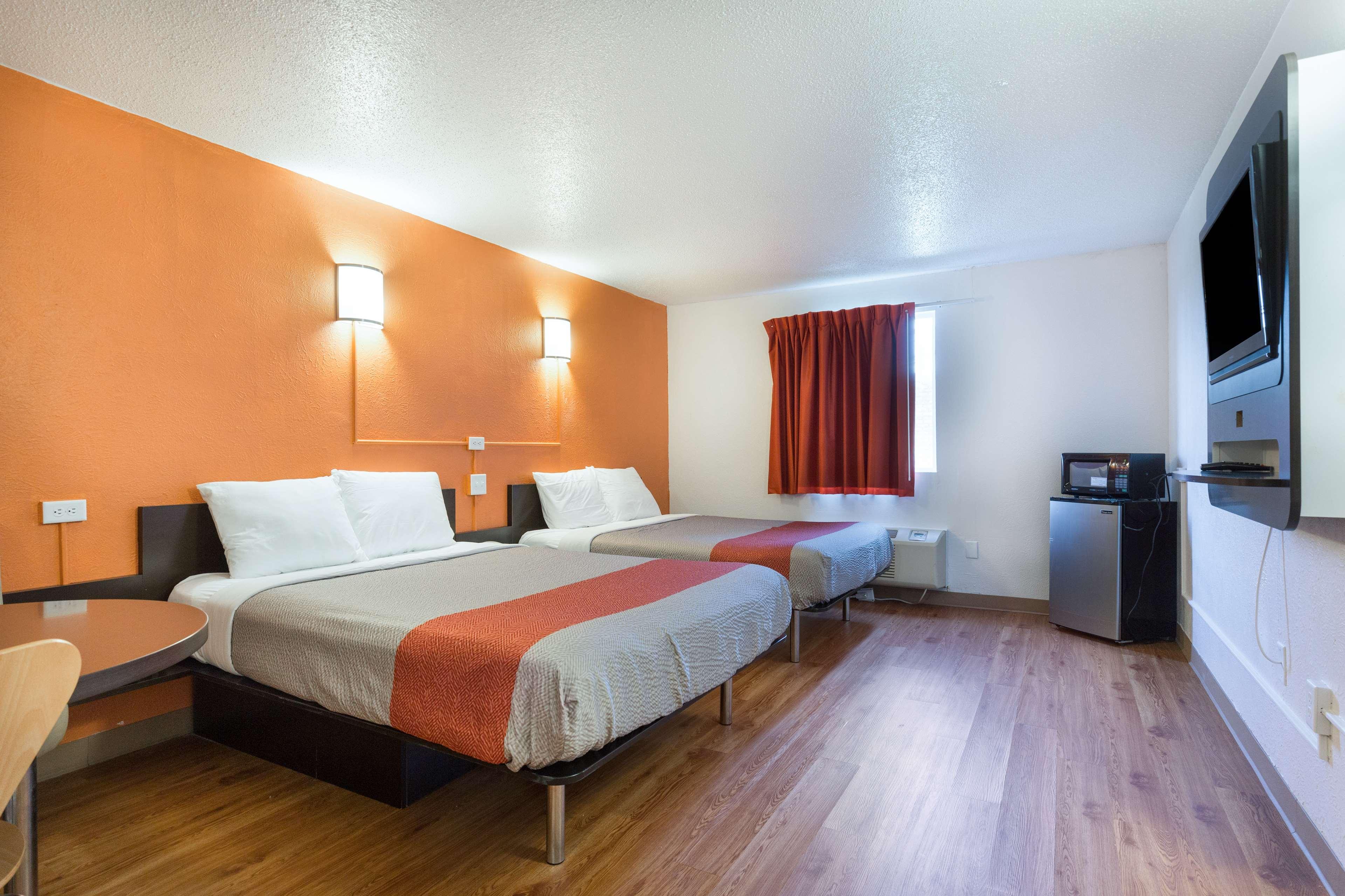 Americas Best Value Inn Lincoln, IL 8/28