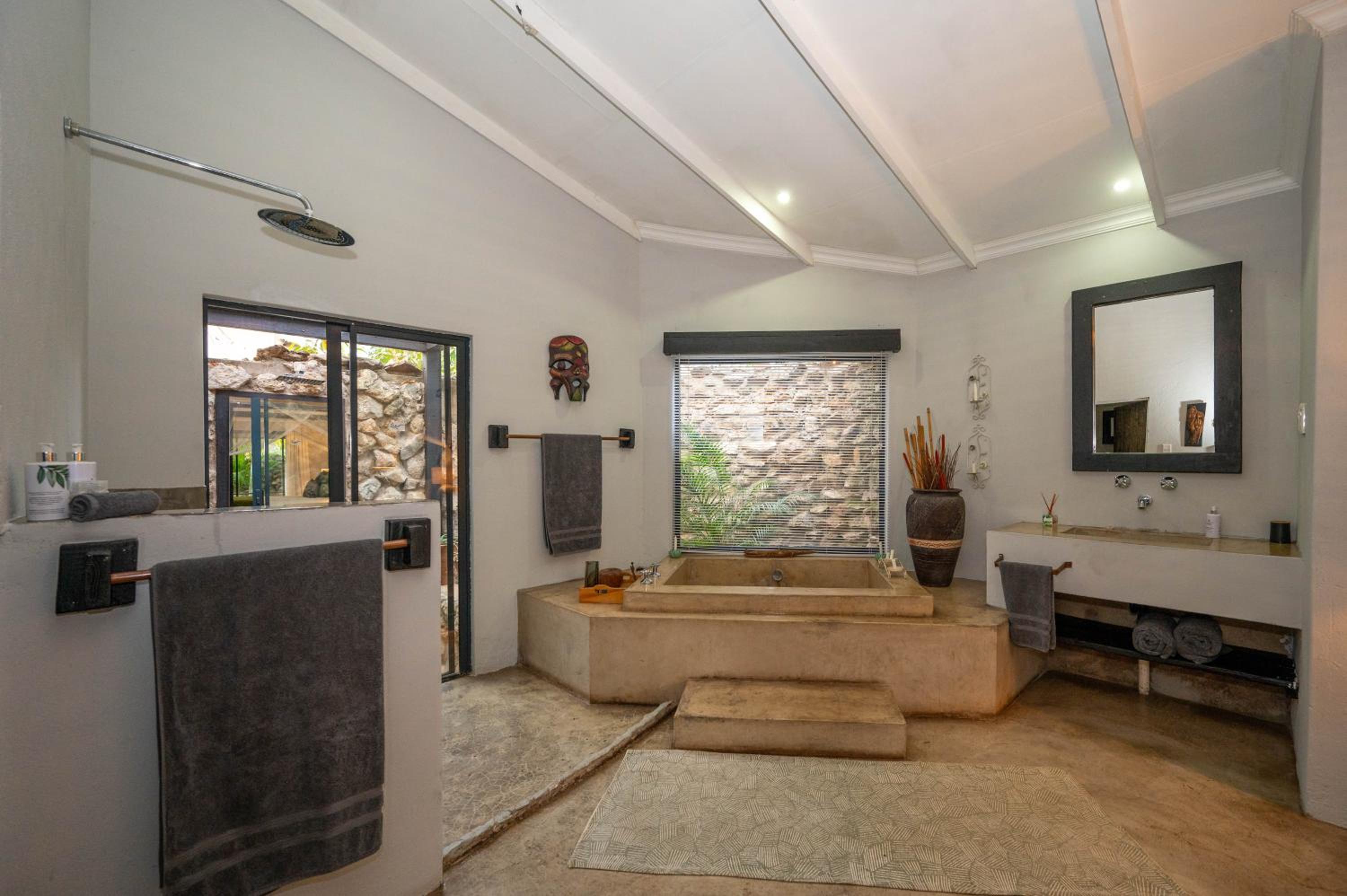Foxy Crocodile Bush Retreat & Kruger Safaris 23/43