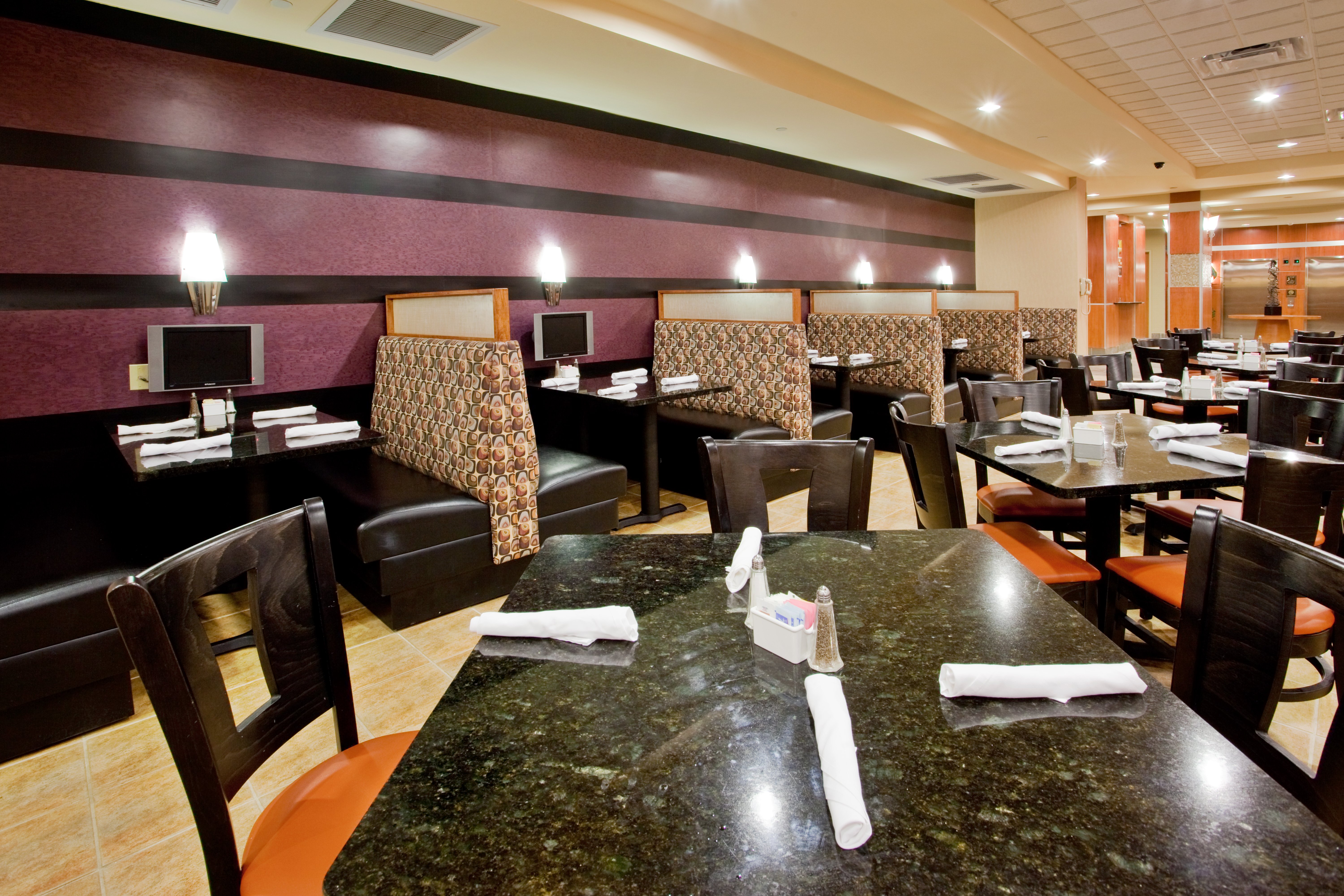 Holiday Inn & Suites Williamsburg-Historic Gateway 15/21
