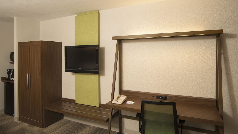 Holiday Inn Express San Antonio-Airport 53/57