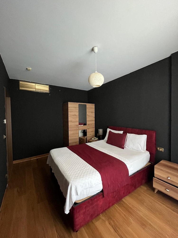 SUITE, QUEEN BED, SOFA