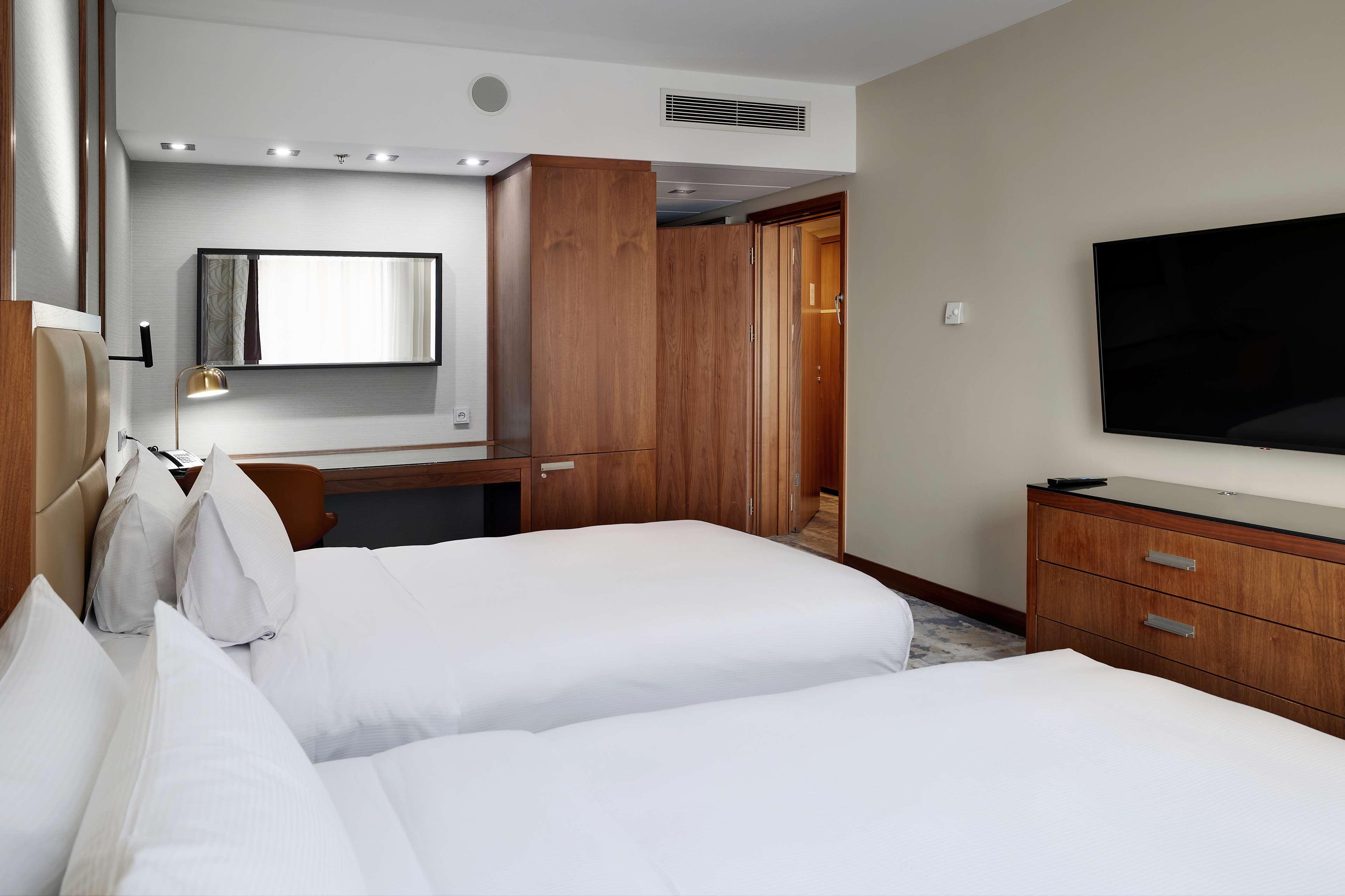 FAMILY, TWIN BEDS, KING BED