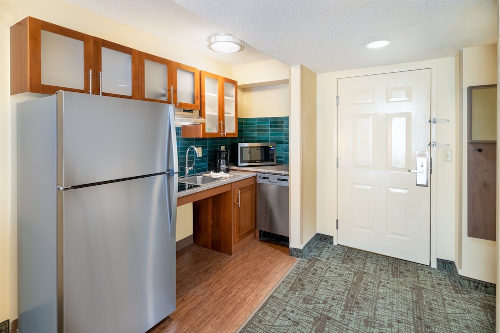 Staybridge Suites Memphis-Poplar Ave East 16/73