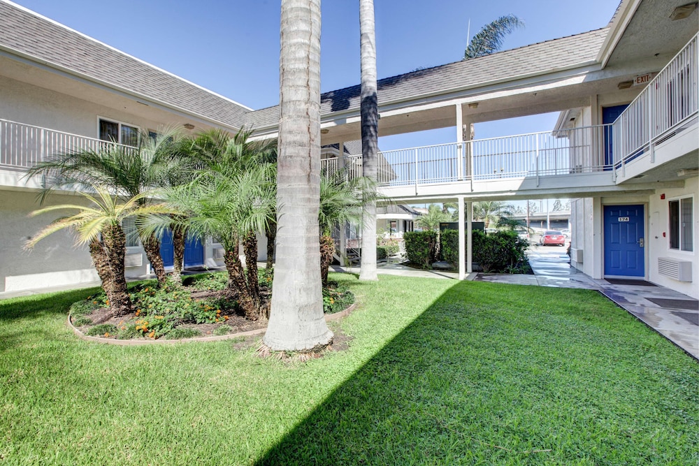 Motel6 Westminster, CA - North 49/60