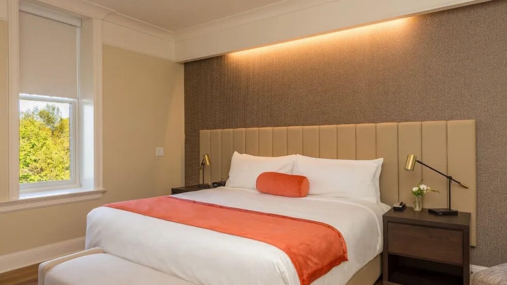 غرفة بريميير بسرير كينج بإطلالة على النهر مع أريكة، The Abbey Inn & Spa 2/4