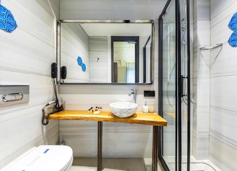Taksim Avenue Hotel 50/50