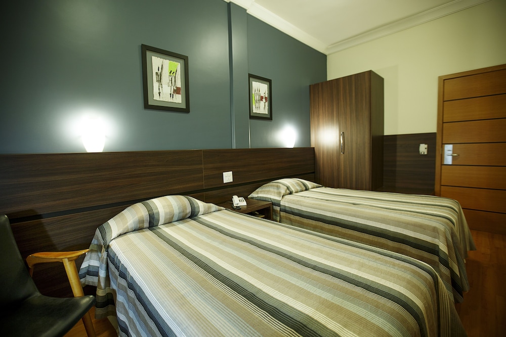 Eston Hotel 5/38