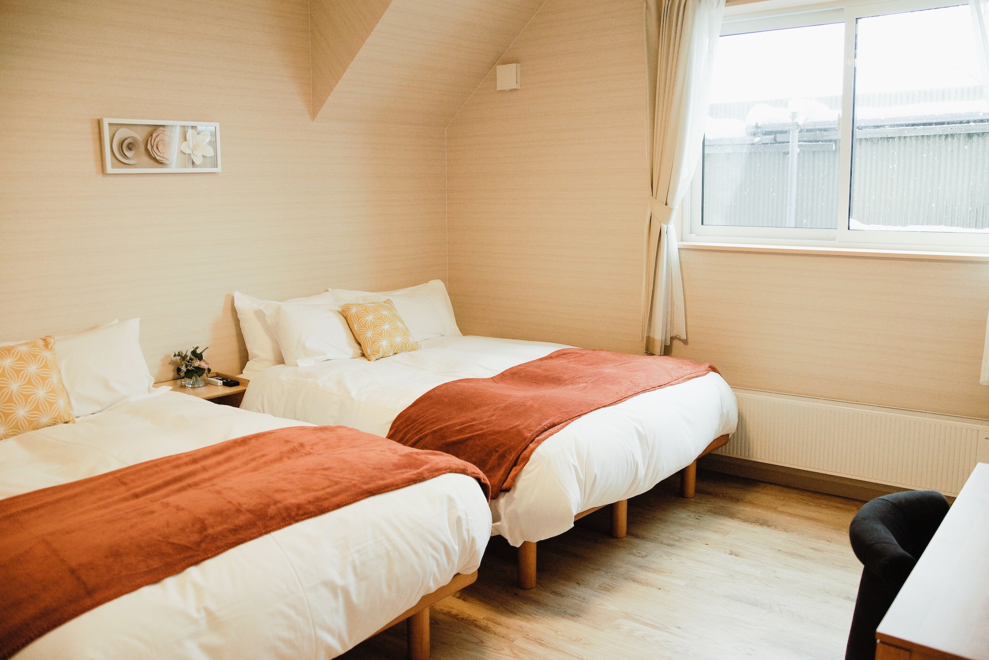 6 BEDROOMS, HOUSE