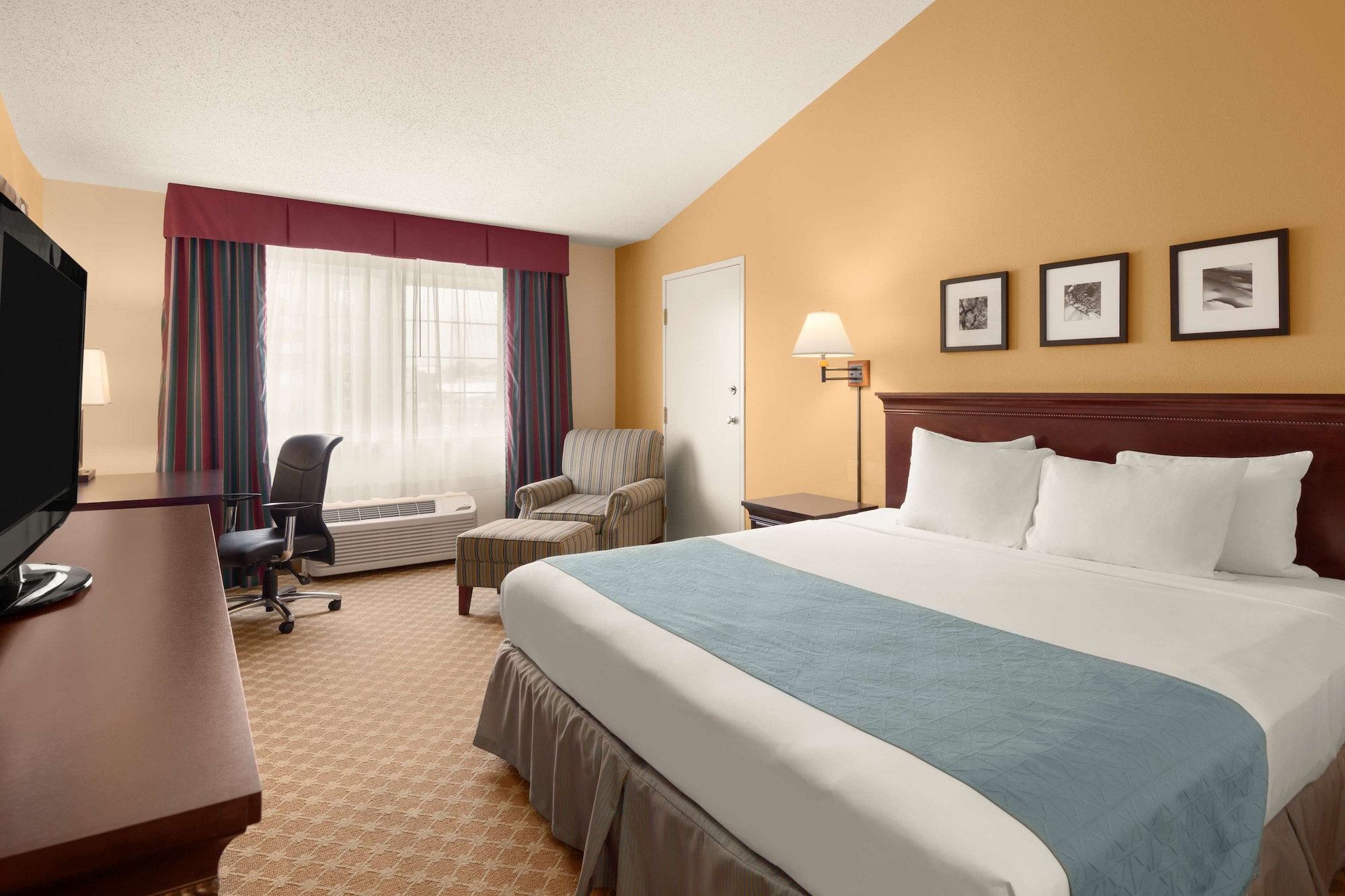 ROOM, QUEEN BED