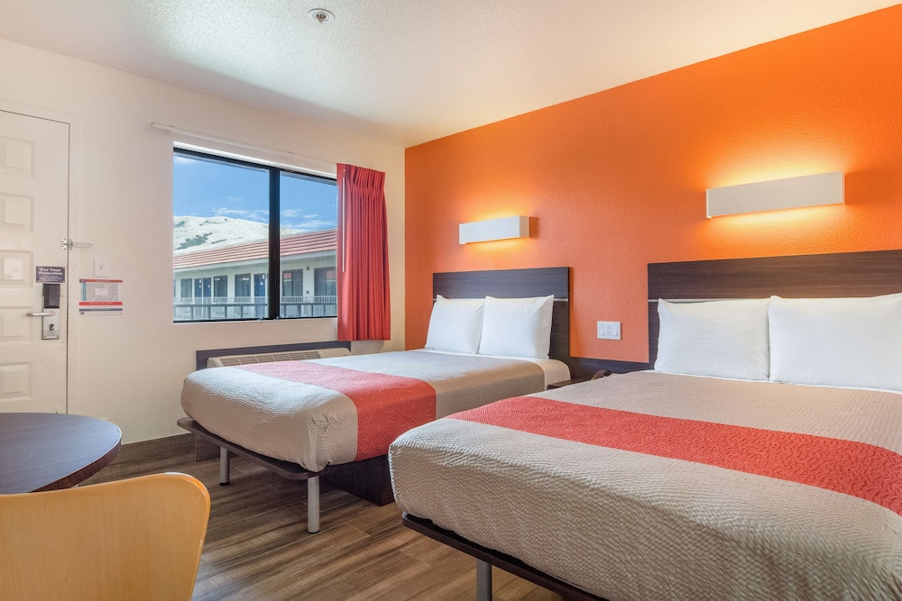 Motel6 Fremont, CA - South 25/57