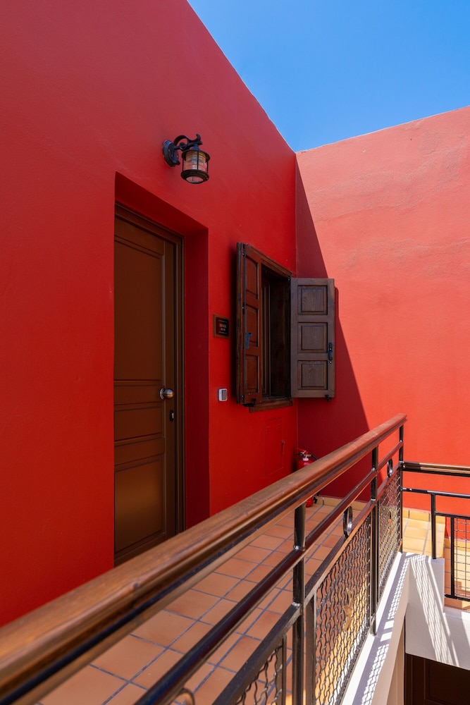 April Luxury Suites 3/50