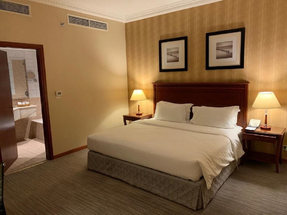 2 Bedrooms, Royal, Suite, Single Bed, Accessible