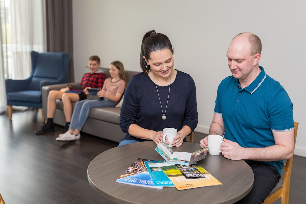 MAWSON LAKES HOTEL 30/64