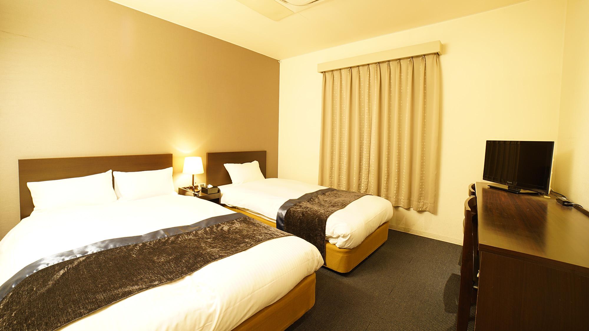 غرفة بسريرين منفصلين وسرير مزدوج، Hotel Area One Takamatsu 2/2