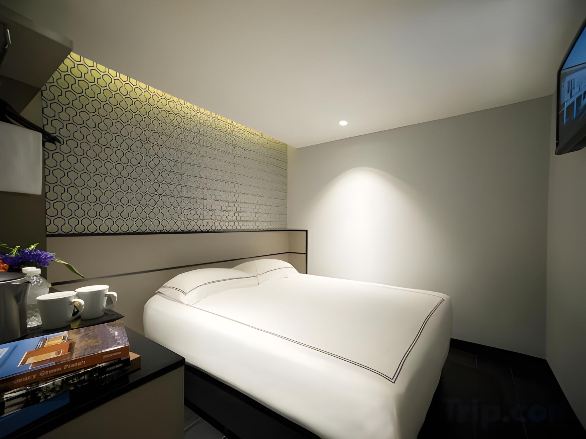 Standard, Queen Bed, No Window