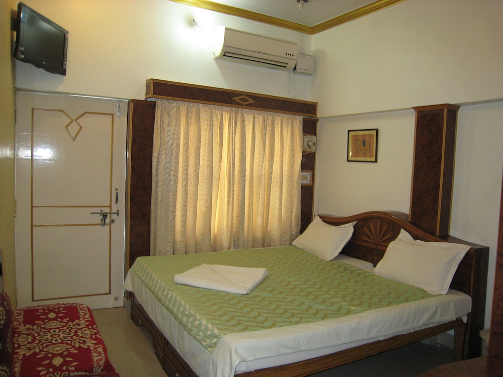 DELUXE, DOUBLE BED, RIVER VIEW