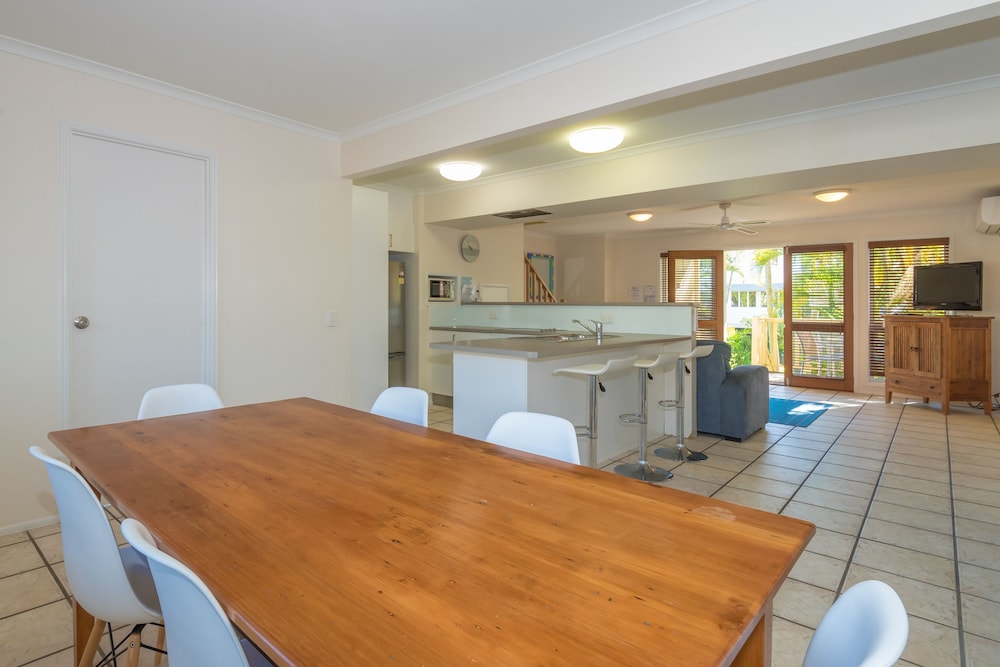 NOOSA OUTRIGGER BEACH RESORT 18/73