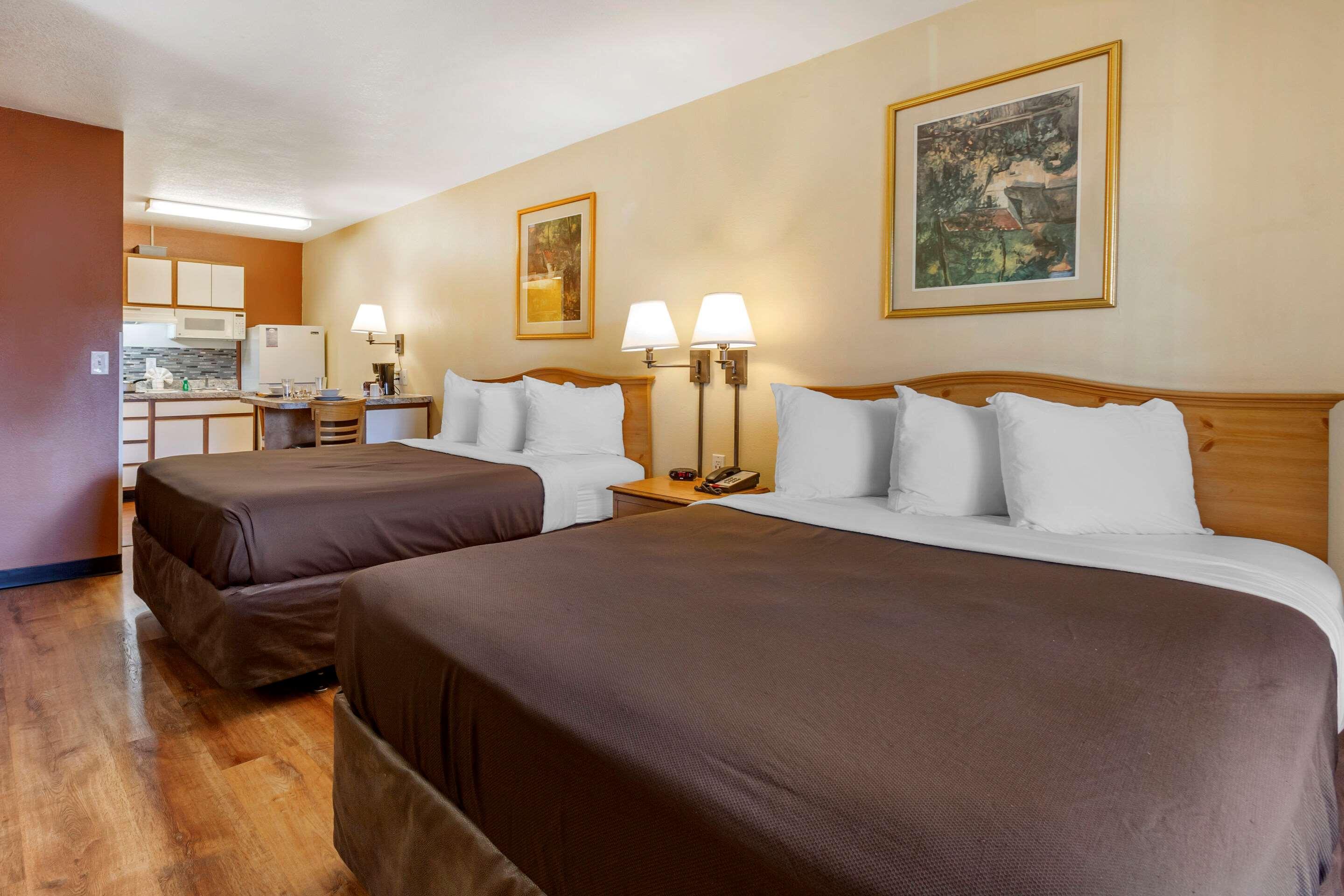EFFICIENCY, 2 DOUBLE BEDS
