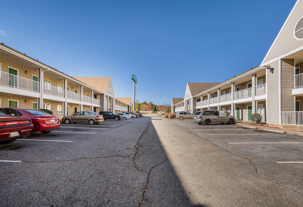 HomeTowne Studios by Red Roof Spartanburg - Asheville Highway 7/37