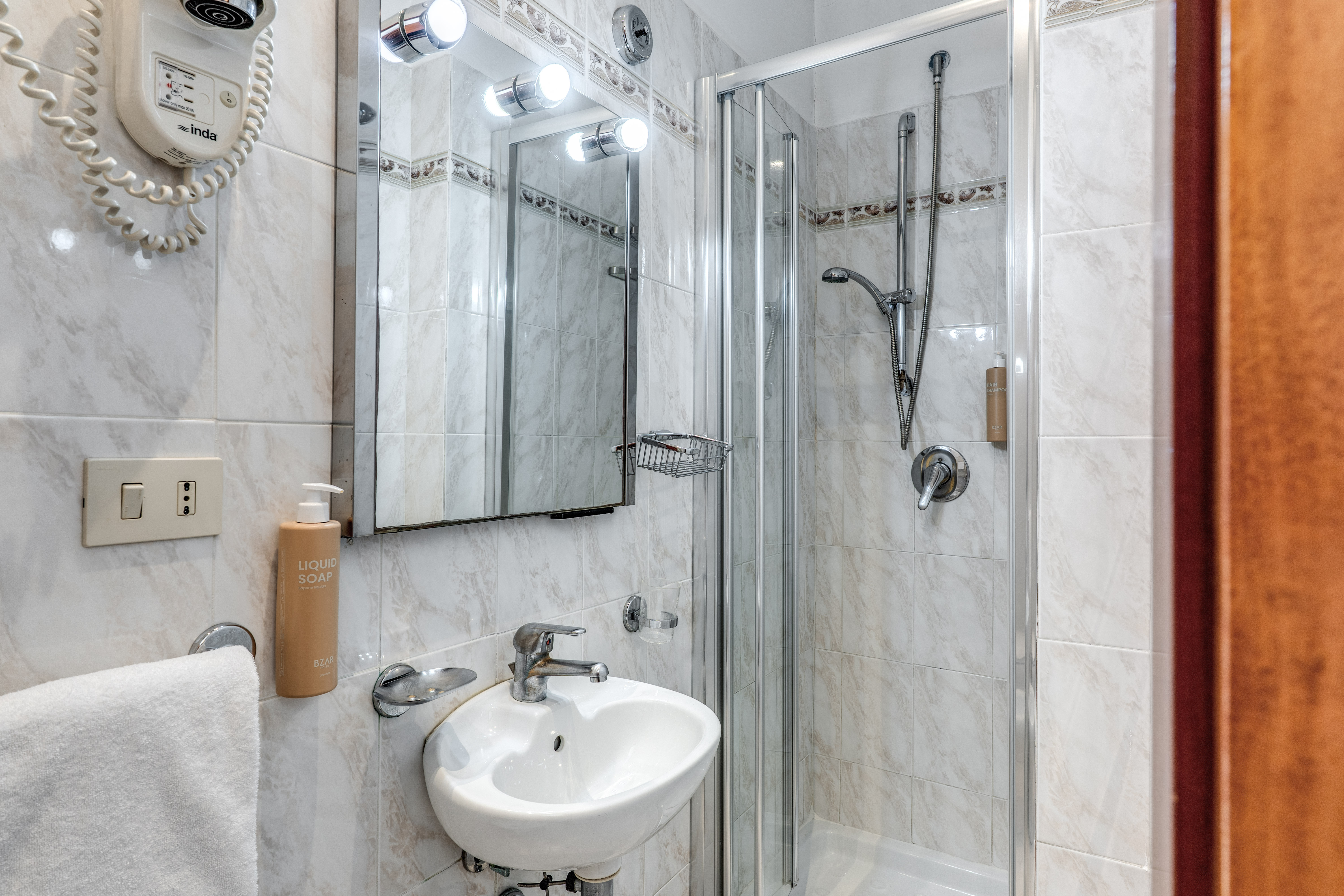 غرفة مفردة، Hotel Sonya 7/20