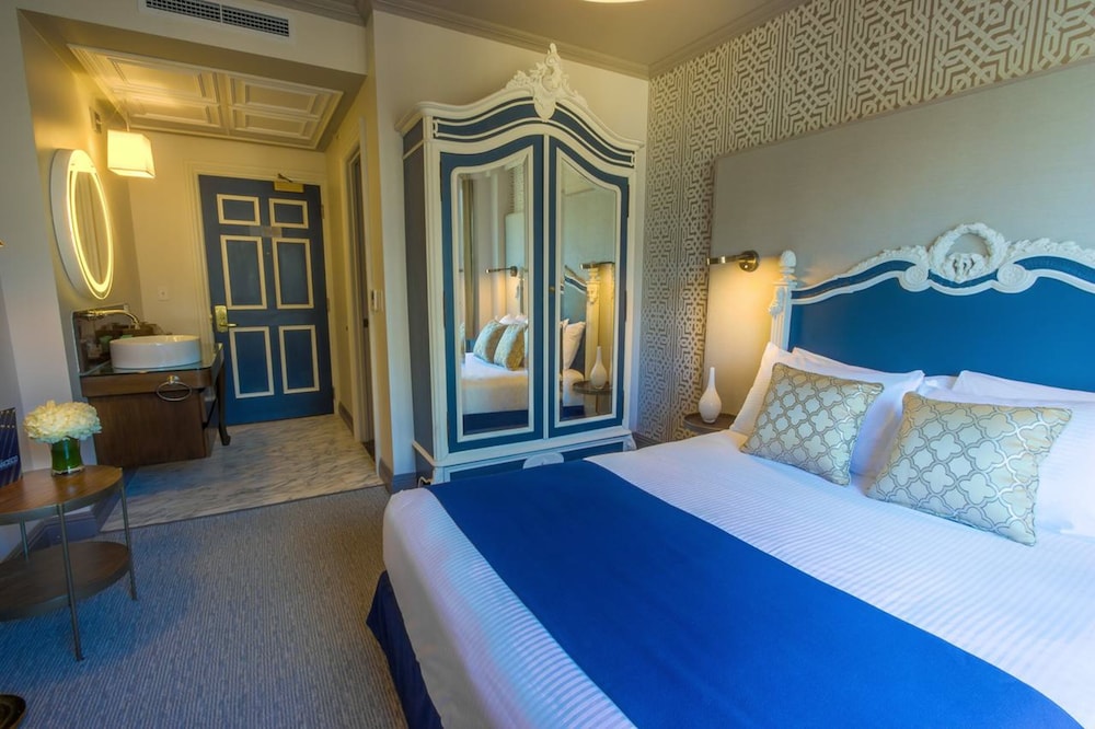 SUPERIOR, QUEEN BED