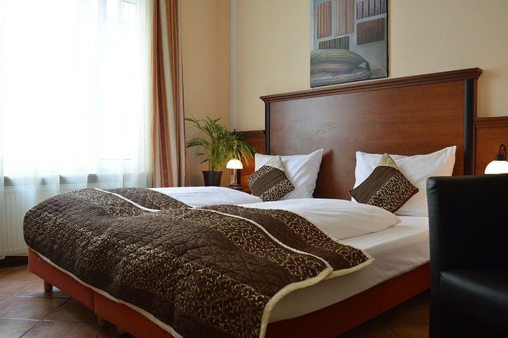 CITY HOTEL WEST 13/39