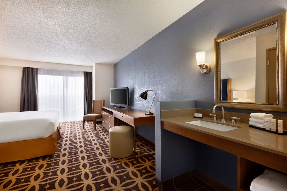 The Signature Suites 32/67