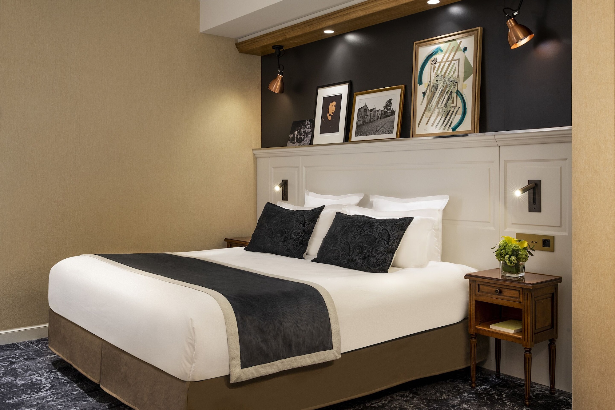 JUNIOR SUITE, QUEEN BED, COURTYARD VIEW