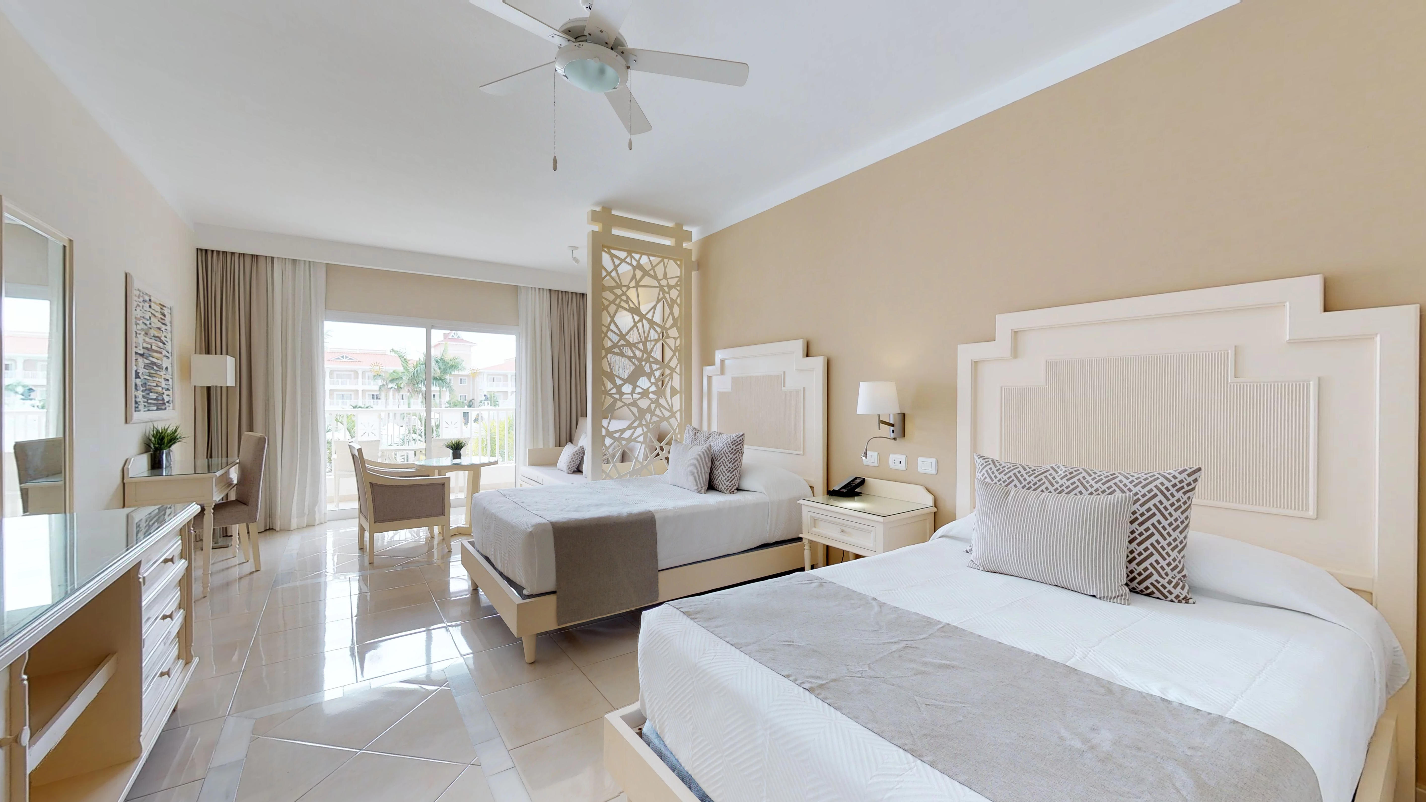 Deluxe, 2 Double Beds, Front Castle View