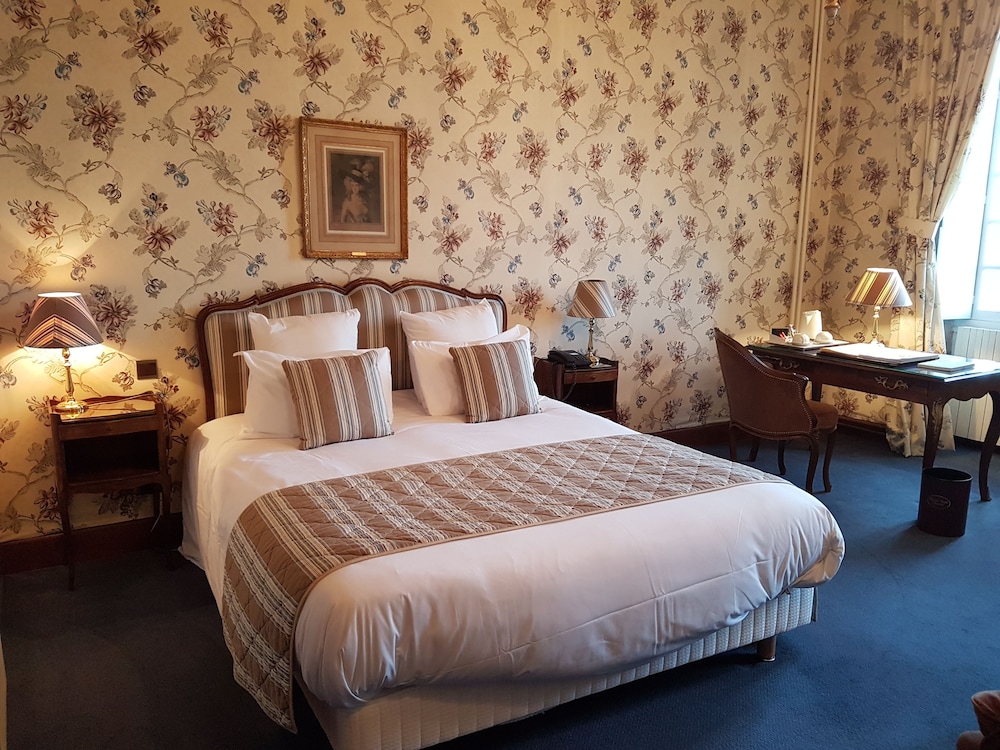 Room at CHATEAU DE GILLY, GILLY LES CITEAUX