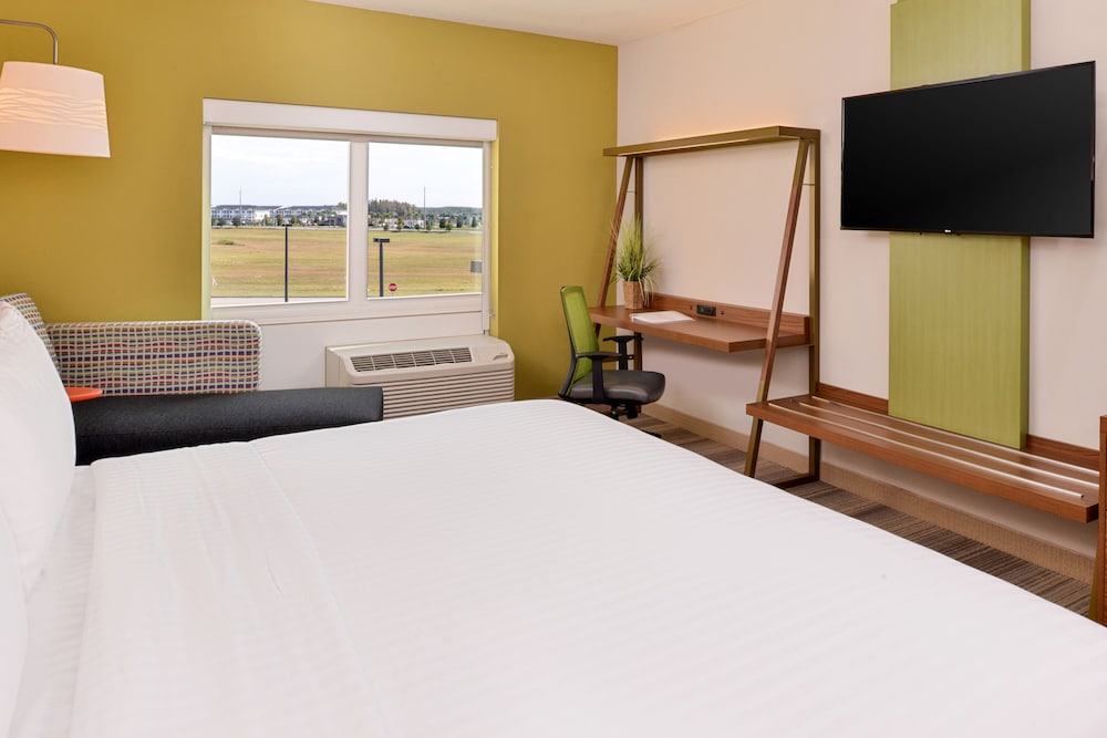 Holiday Inn Express Suites St Petersburg Seminole Area 28/74