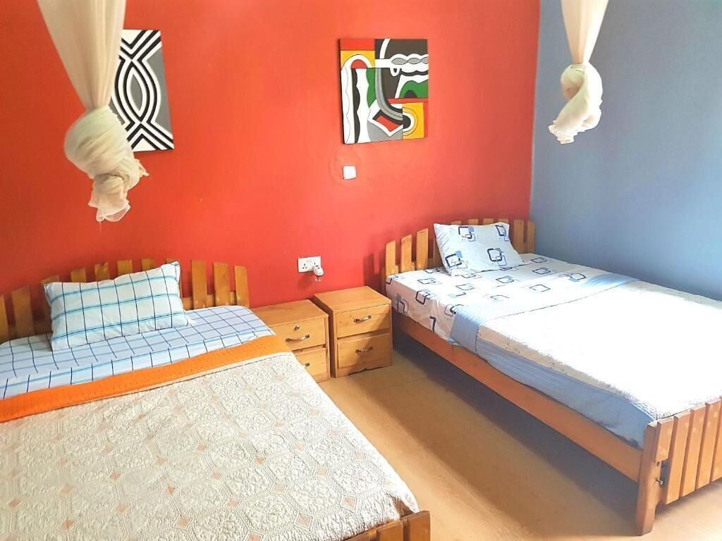 ROOM, DOUBLE OR TWIN BED, SHARED BATHROOM