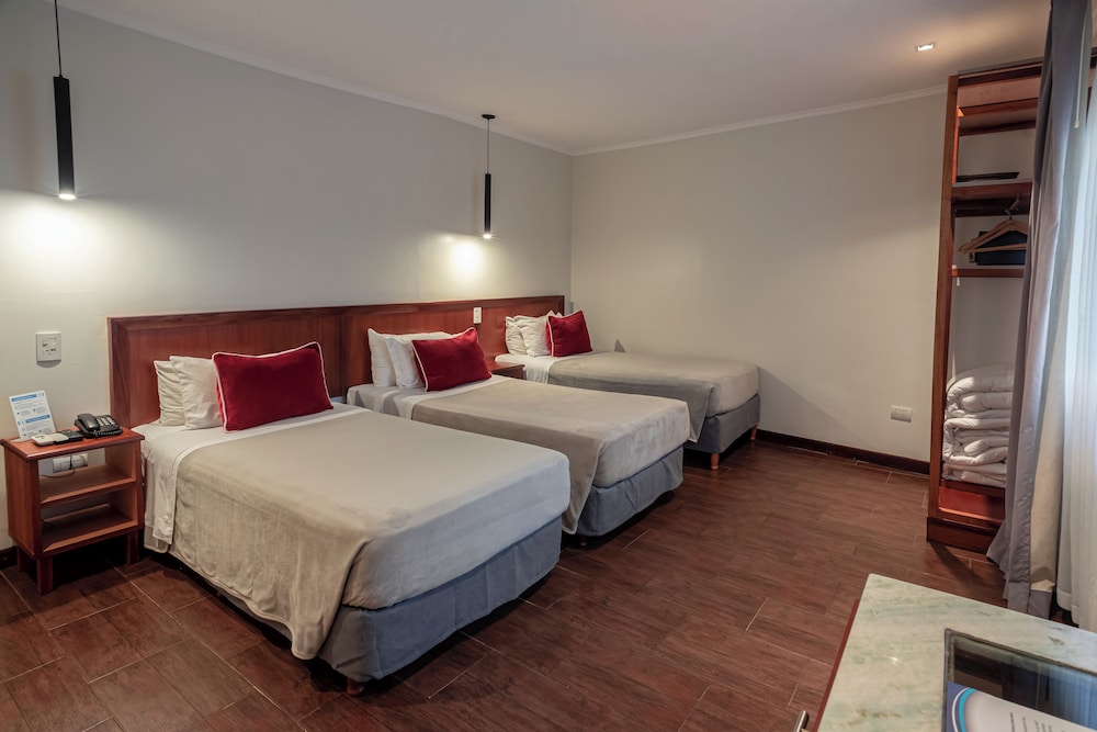 غرفة قياسية ثلاثية بثلاثة أسرّة، Saint George Hotel 2/3