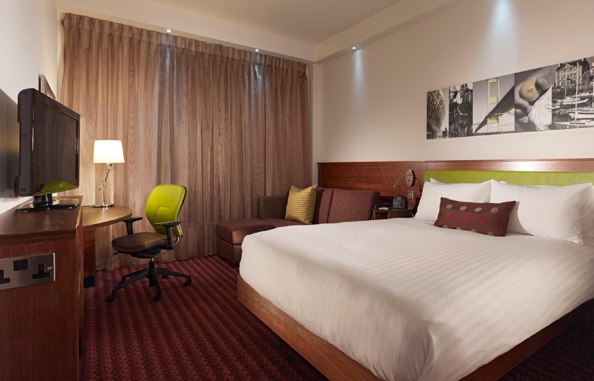 غرفة مع أريكة