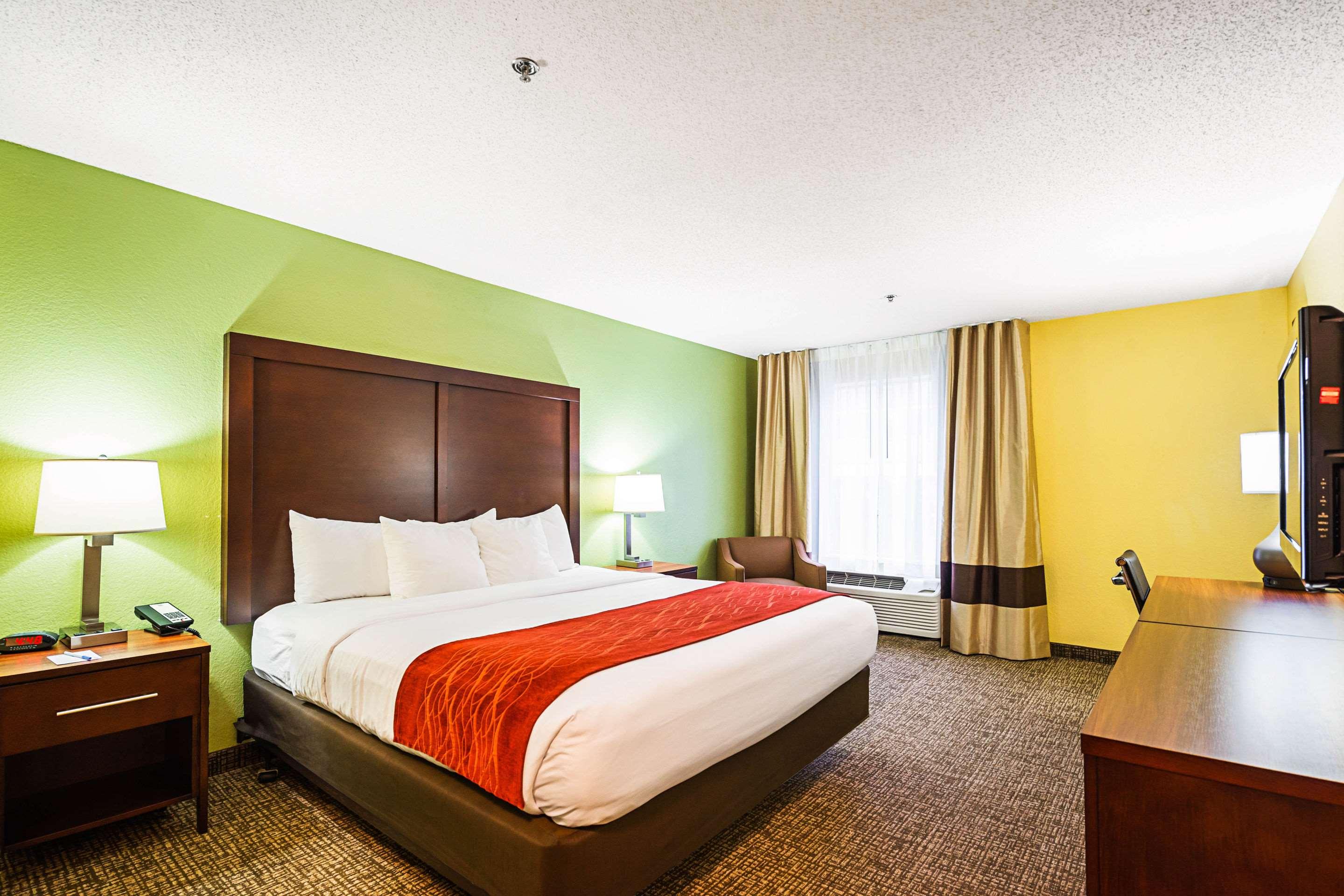 ROOM, KING BED