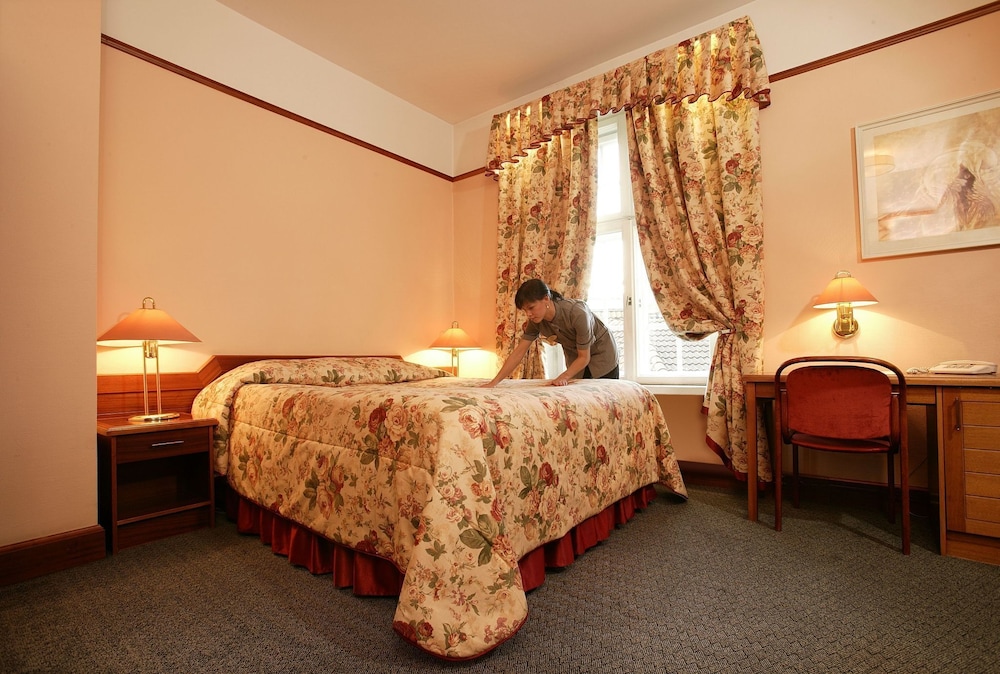 Victoria Hotel 9/49