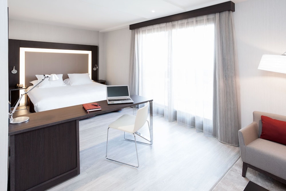 EXECUTIVE, QUEEN BED