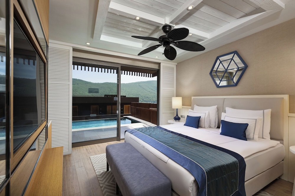 SWIM UP DELUXE ROOM