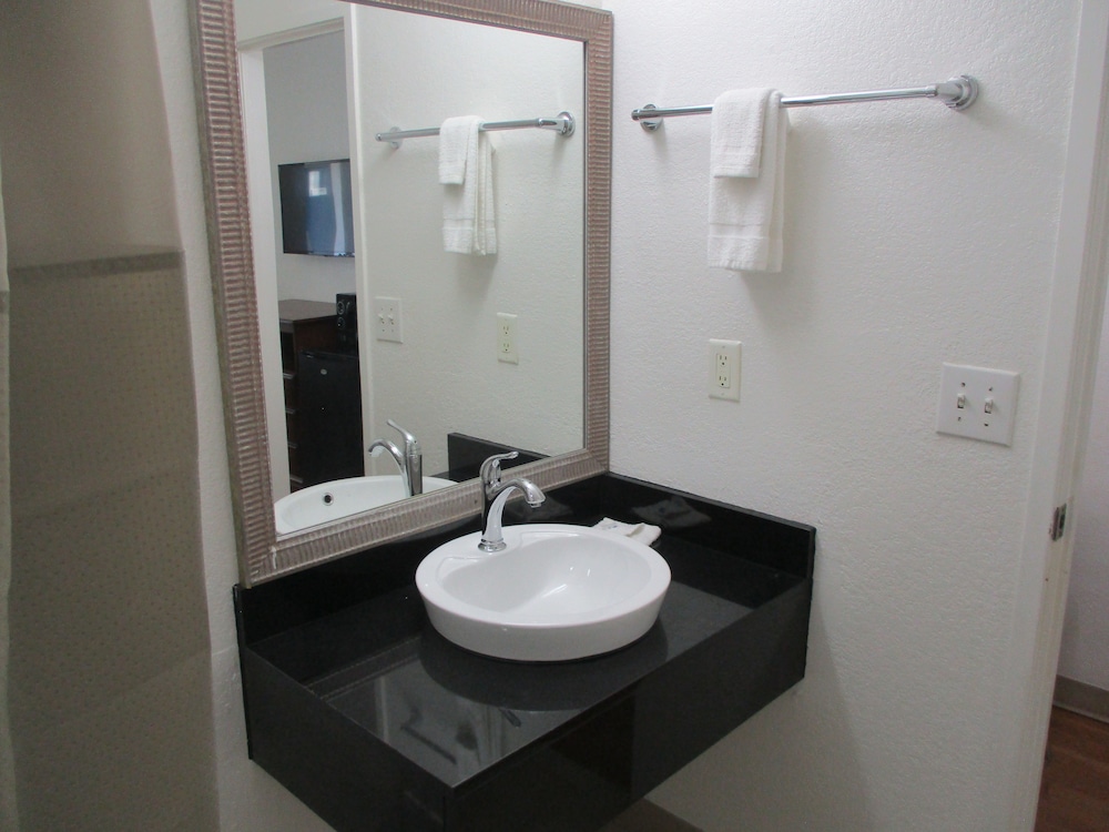 غرفة بسرير كينج للمدخنين، Motel6 Meridian, MS 5/6