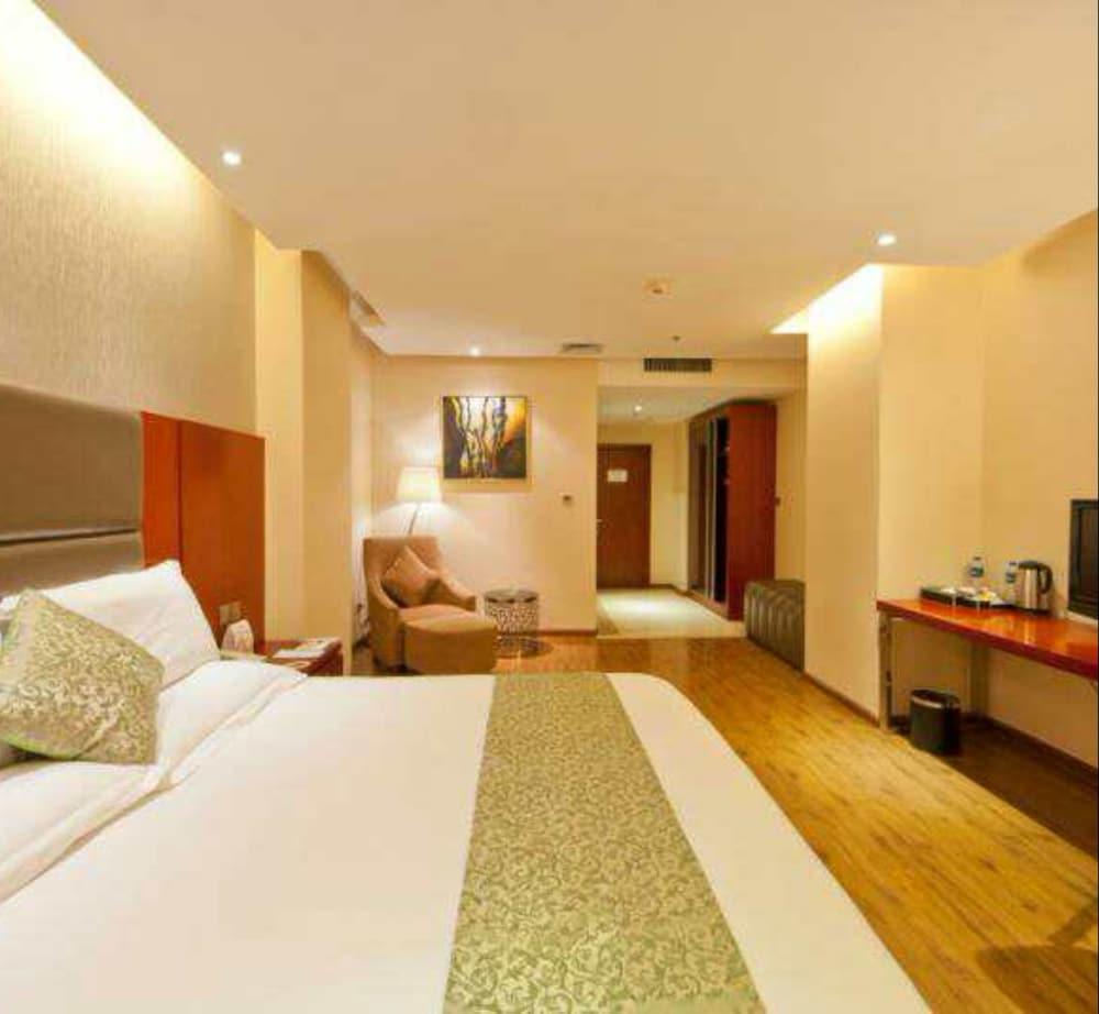K Raphael Hotel 5/11
