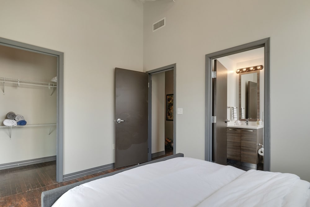 شقة سوبيريور بسريرين كوين بإطلالة على المدينة بغرفتي نوم مع أريكة، Luxury Downtown Dallas Stay by Amyfinehouse 4/8