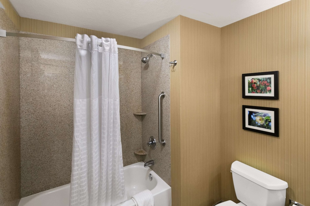 جناح، Comfort Suites Commerce 4/5