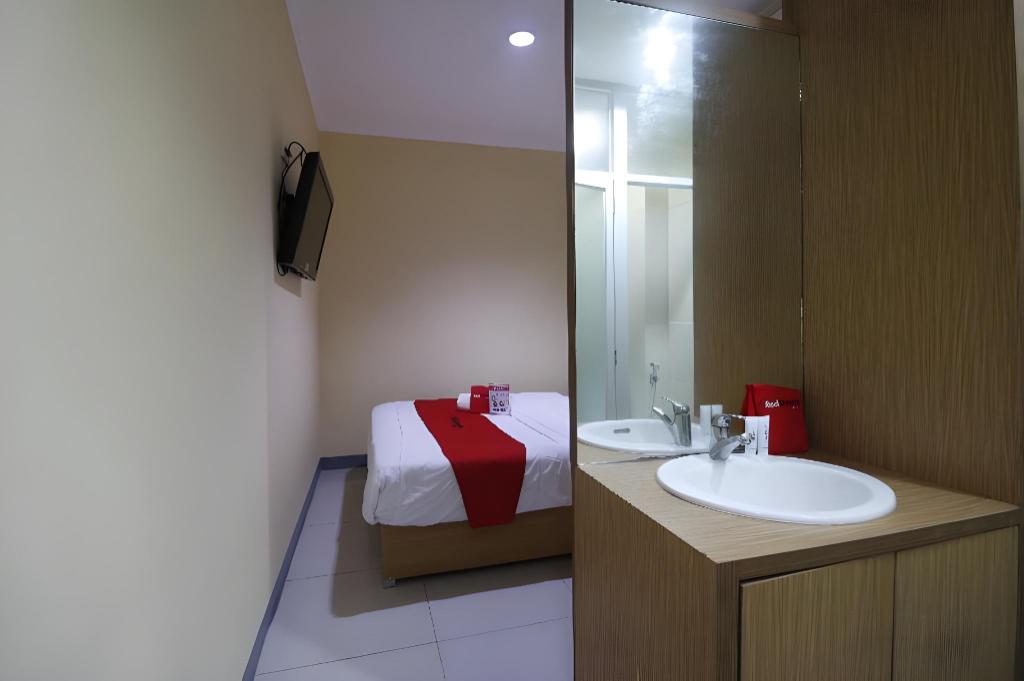 Reddoorz Near Itc Cempaka Mas 52/54