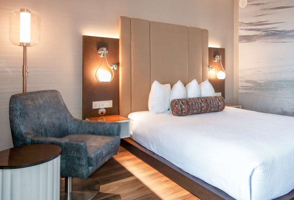 Coast, Premium, King Bed، Coast Victoria Hotel Marina By Apa 3/9