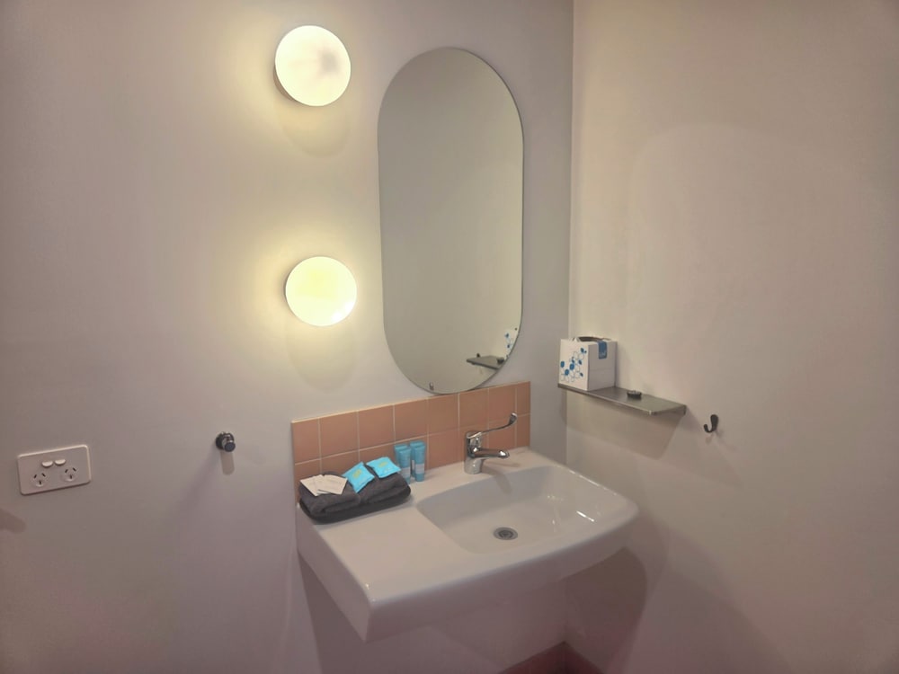 Palm, Collection, 1 Queen and 1 Single Bed, Accessible، TOP SPOT MOTEL 3/4