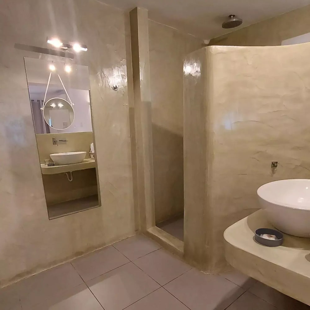 Ambience Suites 72/72