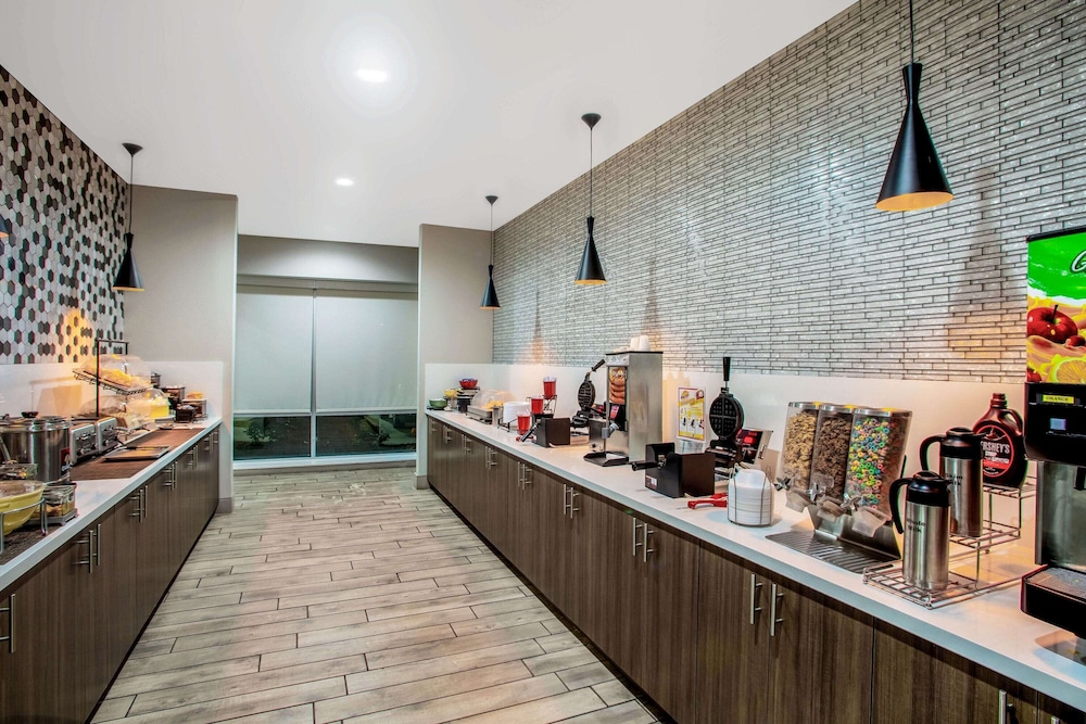 La Quinta Inn Suites By Wyndham Pittsburg 38/51