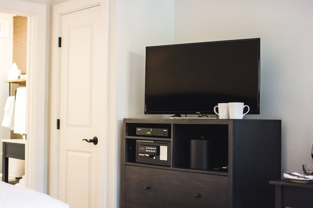 Hi-Ho: A Hi-Tech Hotel 40/44