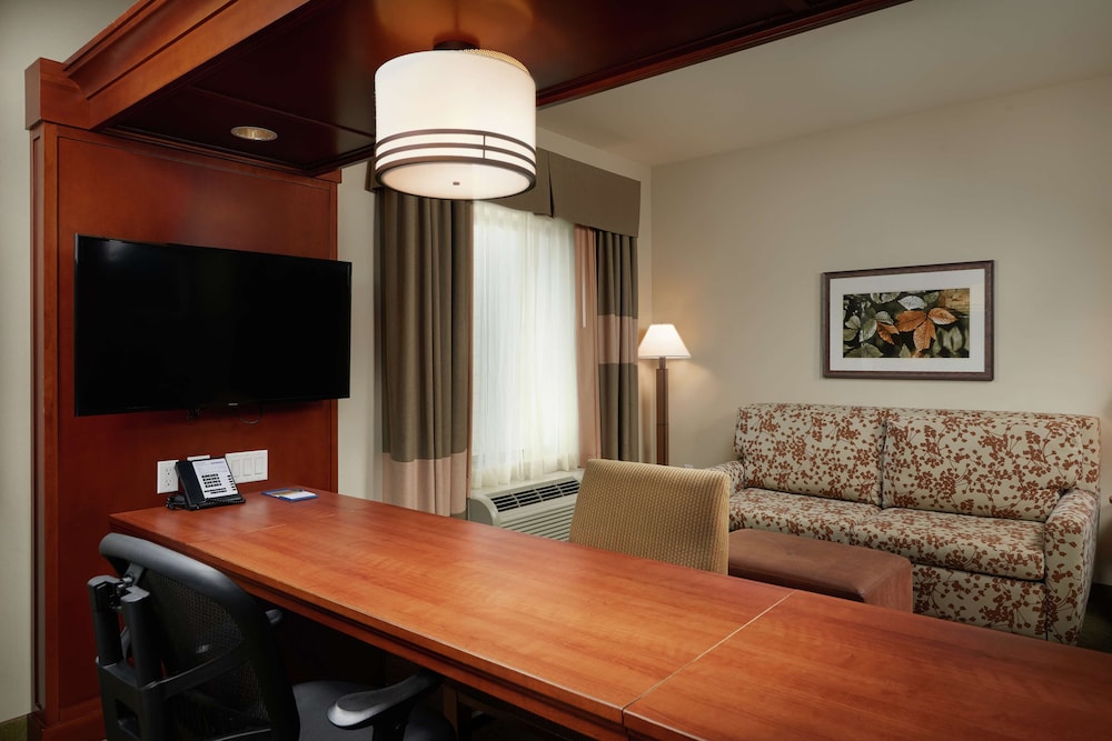 Hampton Inn and Suites Salem 28/42